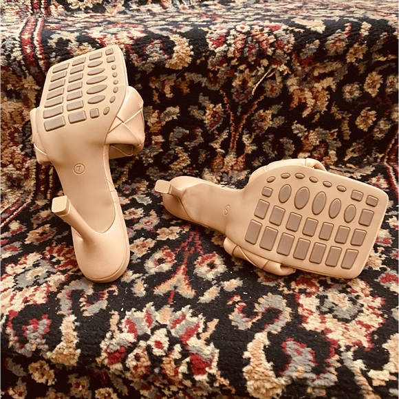 SANDALS! - Picture 9 of 10